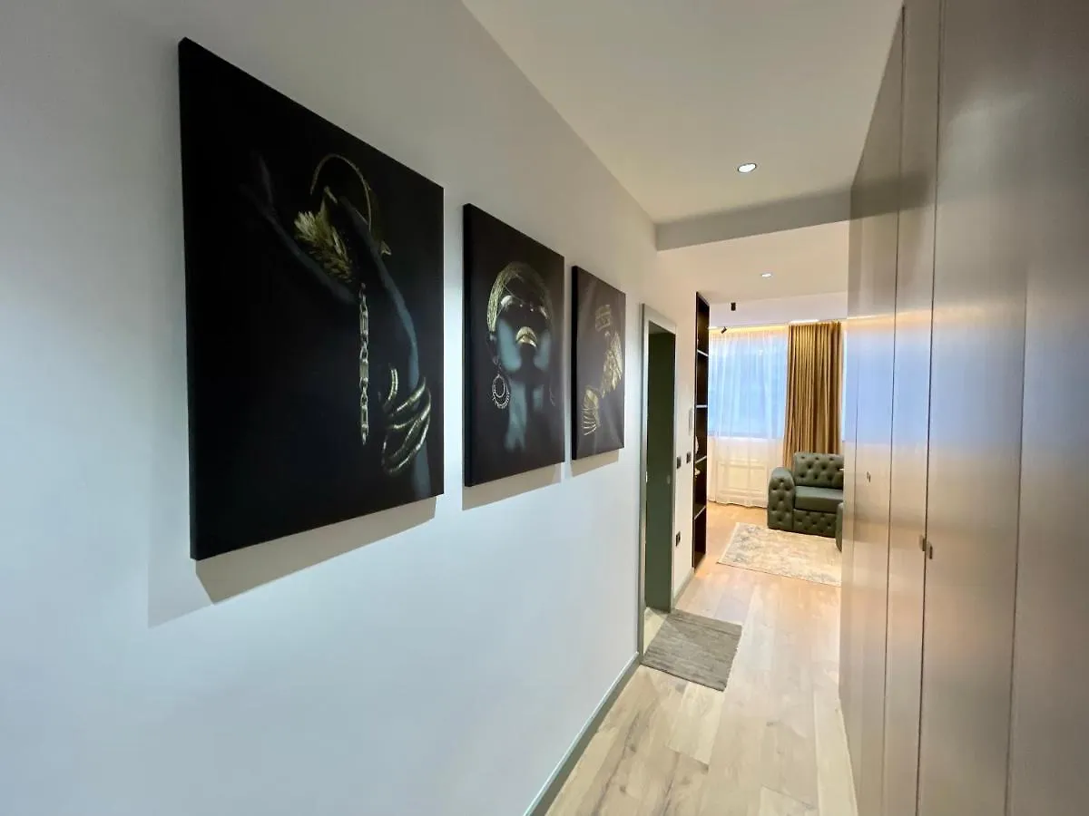 Queens Luxury Apartments Tirana 0*,